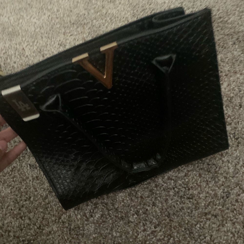 V black leather purse